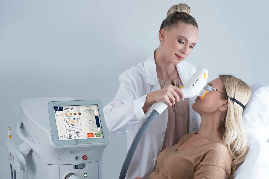 An optometrist using IPL treatment to treat a female patient's dry eye.